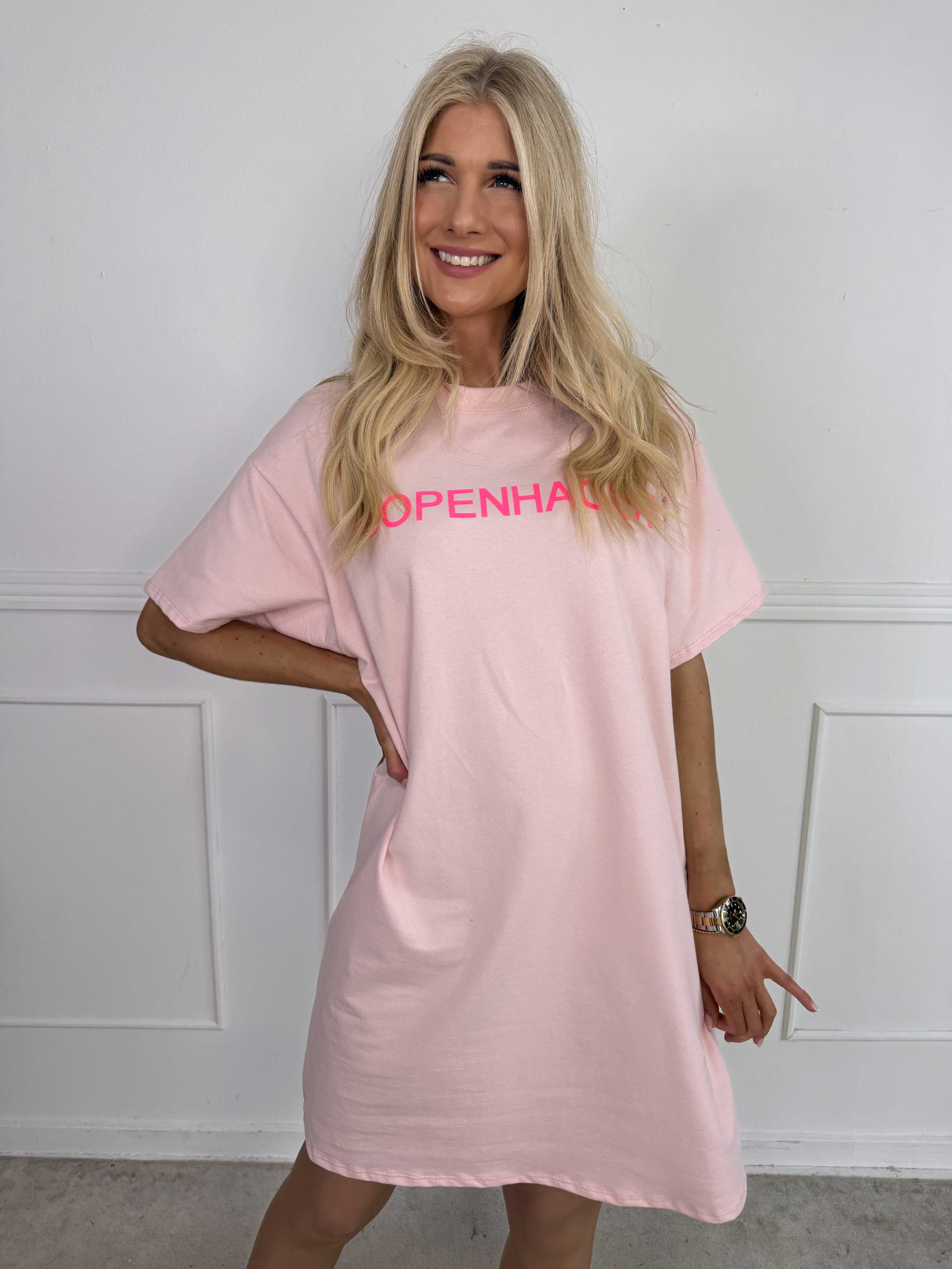 Malia - Bomulls-T-shirtklänning med COPENHAGEN-tryck
